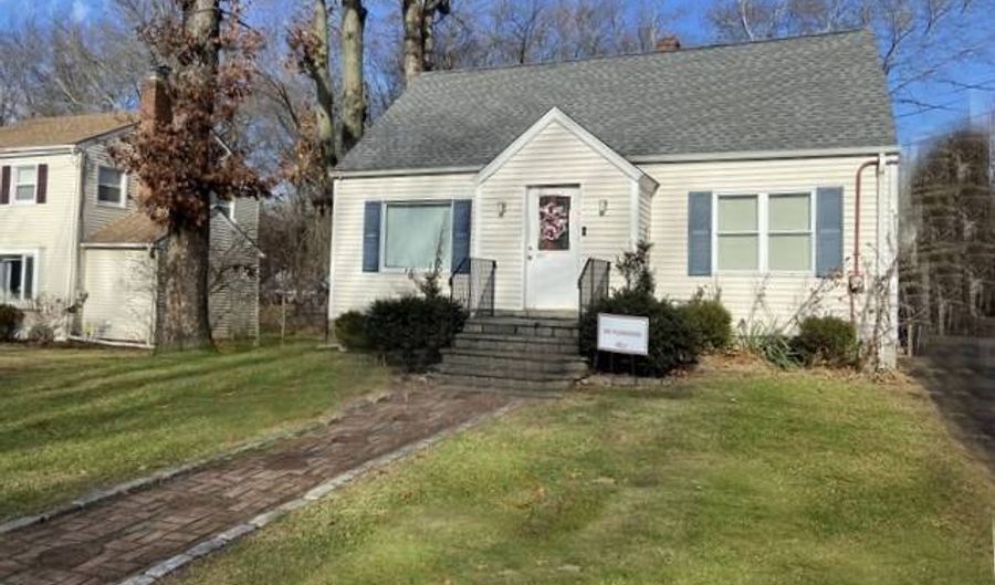 376 Dexter Dr, Bridgeport, CT 06606 - 5 Beds, 2 Bath
