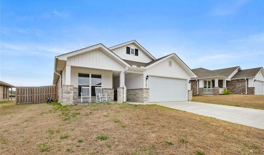 6102 NW Hoover St, Bentonville, AR 72713 - 3 Beds, 2 Bath