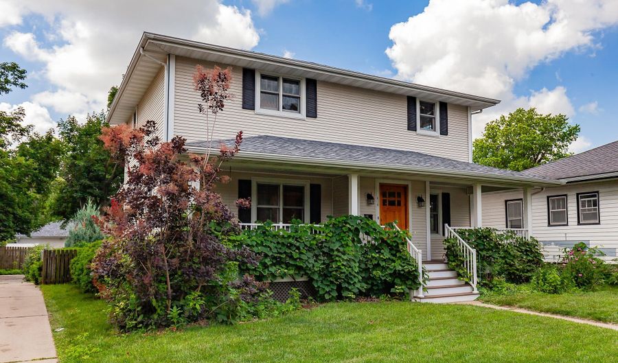 618 9th St, Ames, IA 50010 - 3 Beds, 3 Bath