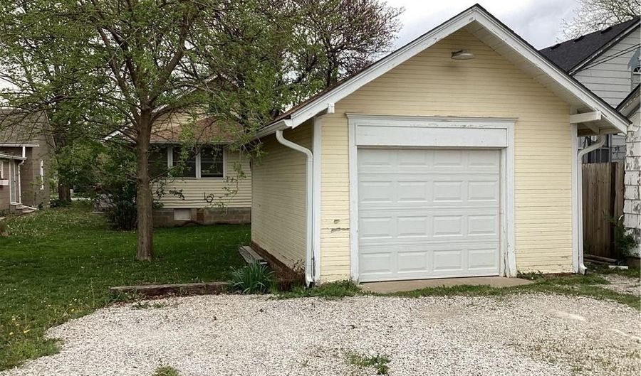 410 W 5th Ave, Garnett, KS 66032 - 2 Beds, 1 Bath