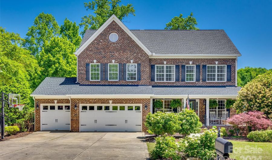 421 Kimbrell Crossing Dr, Fort Mill, SC 29715 - 6 Beds, 6 Bath