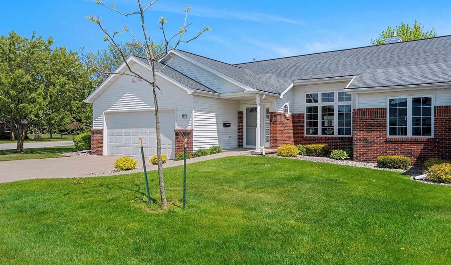 923 W WINDTREE Dr, Appleton, WI 54914 - 3 Beds, 2 Bath