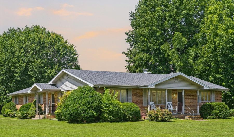 1635 Oak Dr, Aurora, MO 65605 - 3 Beds, 2 Bath