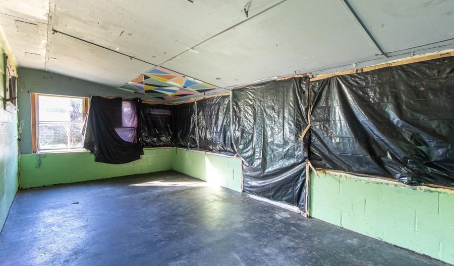 204 E ADAMS St, Abingdon, IL 61410 - 1 Beds, 1 Bath