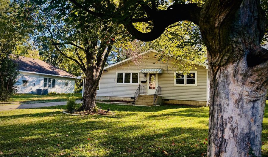 922 S Oak Ave, Aurora, MO 65605 - 3 Beds, 2 Bath