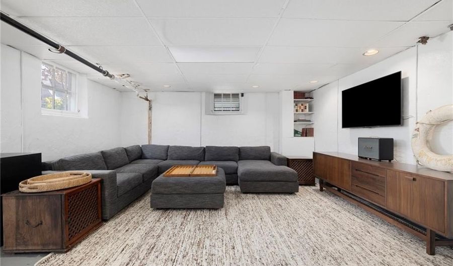 14 Greenough Pl B, Newport, RI 02840 - 4 Beds, 2 Bath