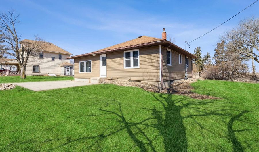 402 Center Ave, Alexander, IA 50420 - 3 Beds, 1 Bath