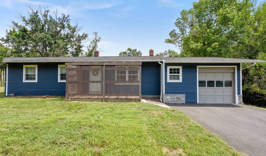 21506 SHELLHORN Rd, Ashburn, VA 20147 - 3 Beds, 1 Bath