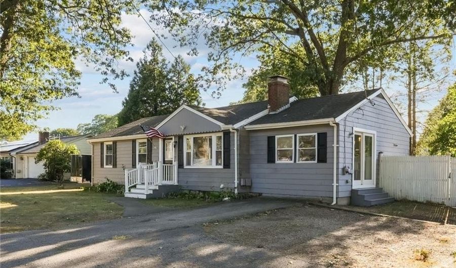 21 Lake Dr, North Kingstown, RI 02852 - 3 Beds, 2 Bath