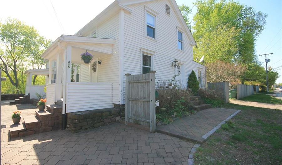 315 Naubuc Ave, Glastonbury, CT 06033 - 2 Beds, 2 Bath