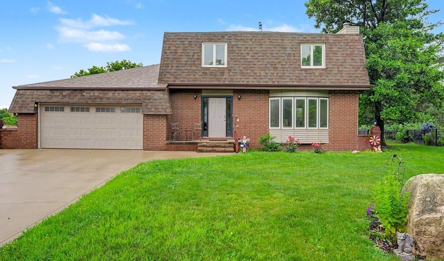 302 Village Cir, Altoona, IA 50009 - 4 Beds, 4 Bath