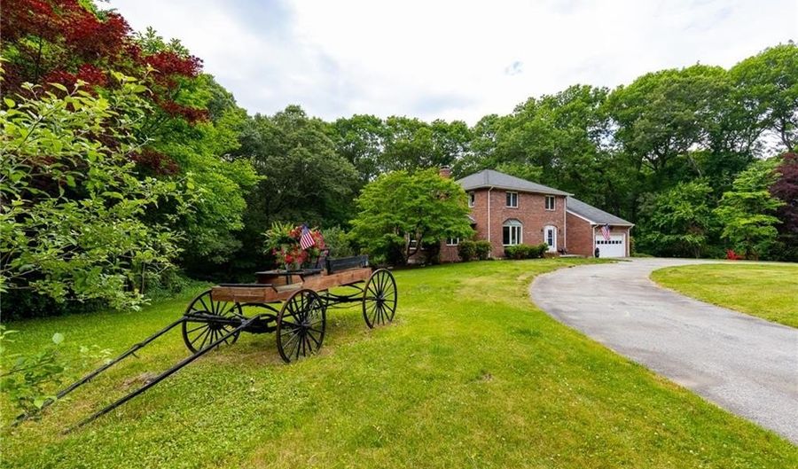 20 Lincoln Dr, North Smithfield, RI 02896 - 5 Beds, 4 Bath
