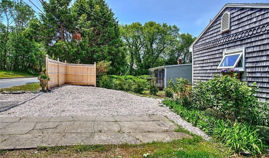 33 W Main Rd, Little Compton, RI 02837 - 2 Beds, 1 Bath