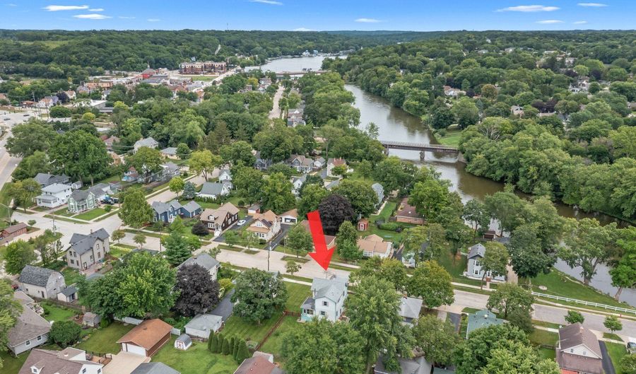 27 Center St, Algonquin, IL 60102 - 3 Beds, 2 Bath