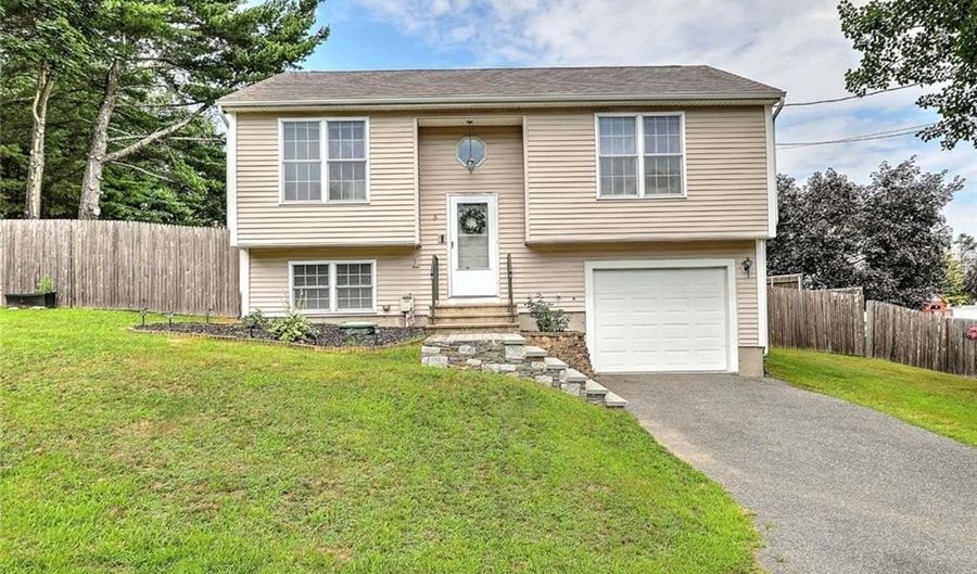5 Craigie Ave, Johnston, RI 02919 - 2 Beds, 2 Bath