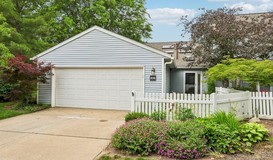 838 Lynnhaven Ln, Akron, OH 44313 - 2 Beds, 2 Bath