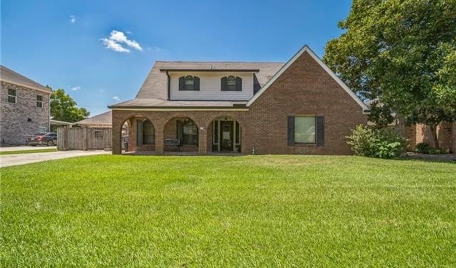 121 MAGNOLIA Dr, Belle Chasse, LA 70037 - 4 Beds, 2 Bath