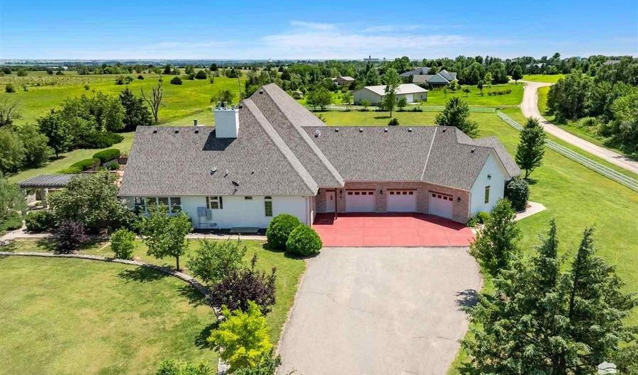 2448 Haven Dr, Abilene, KS 67410 - 5 Beds, 6 Bath