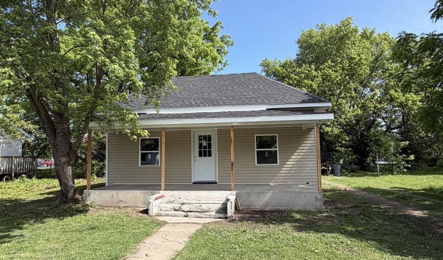 305 E Rock St, Aurora, MO 65605 - 4 Beds, 2 Bath