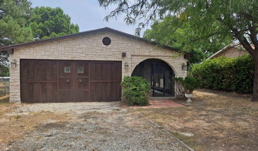 614 N 11th St, Carlsbad, NM 88220 - 3 Beds, 2 Bath