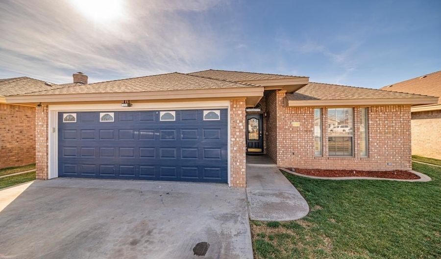 916 B Bronstad Dr, Andrews, TX 79714 - 4 Beds, 2 Bath
