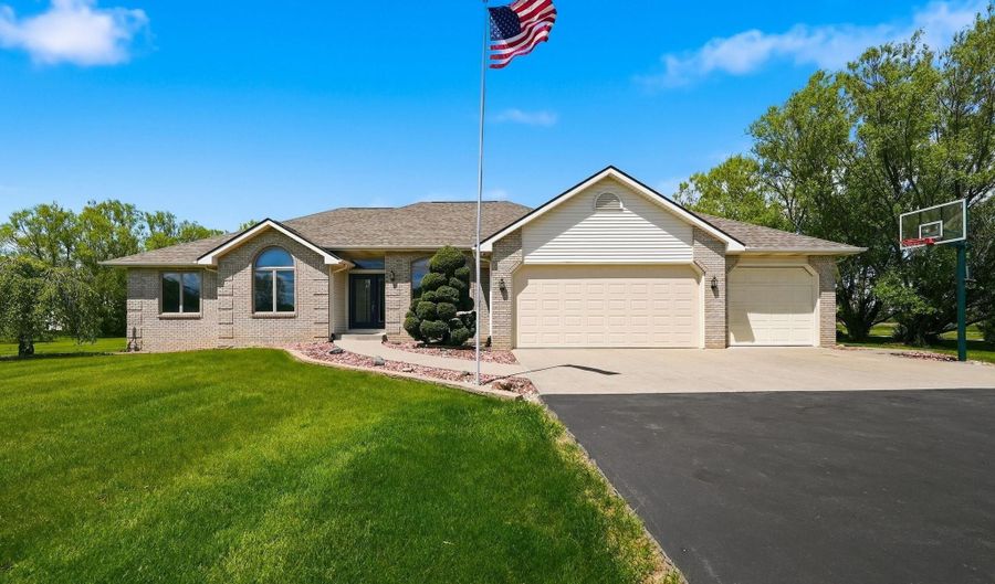 7833 Garman Rd, Auburn, IN 46706 - 3 Beds, 3 Bath