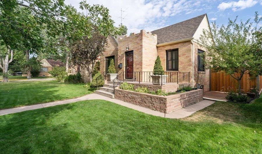 220 W 4TH Ave, Cheyenne, WY 82001 - 4 Beds, 2 Bath