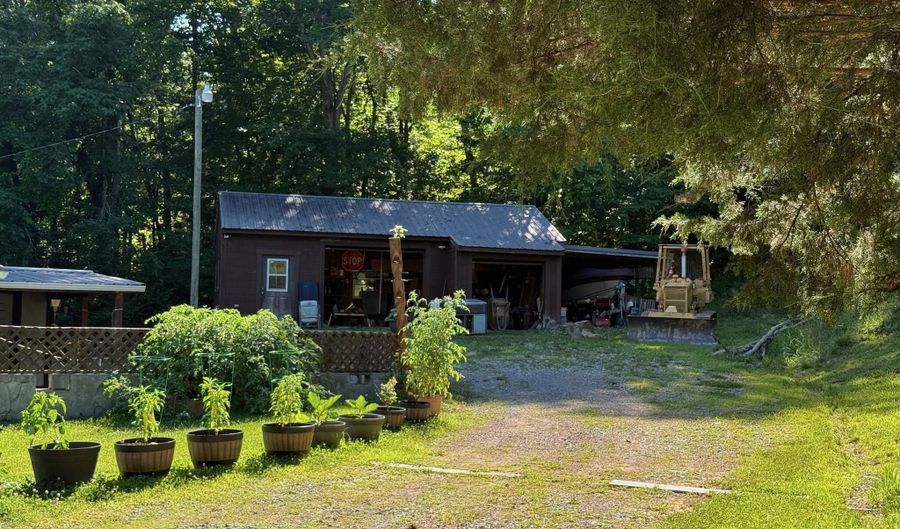 355 Lone Mountain Rd, Andersonville, TN 37705 - 2 Beds, 2 Bath