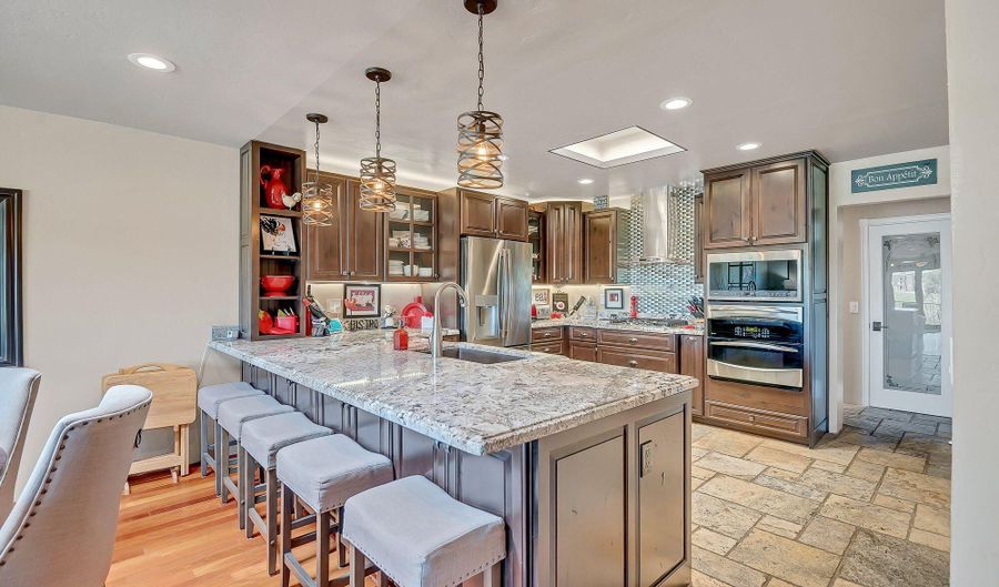 37300 N TOM DARLINGTON Dr D, Carefree, AZ 85377 - 2 Beds, 3 Bath