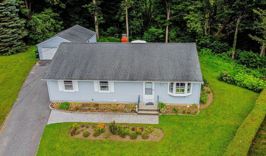 40 Grove Pl, Danbury, CT 06810 - 3 Beds, 2 Bath