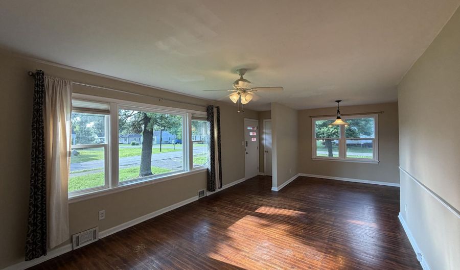 301 S Center St, Bardstown, KY 40004 - 3 Beds, 1 Bath