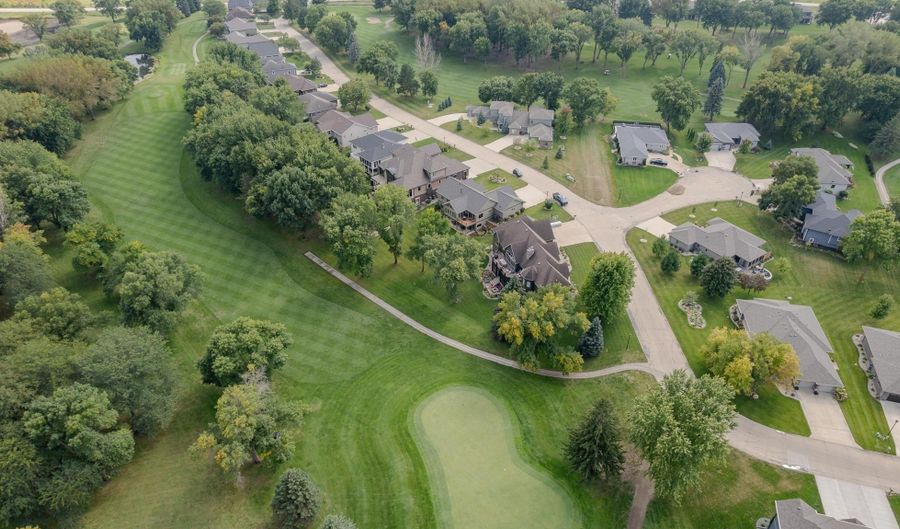 932 Emerald Pines Dr, Arnolds Park, IA 51331 - 5 Beds, 4 Bath