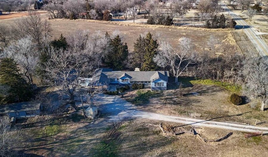 113 S Country Club Rd, Arkansas City, KS 67005 - 3 Beds, 2 Bath