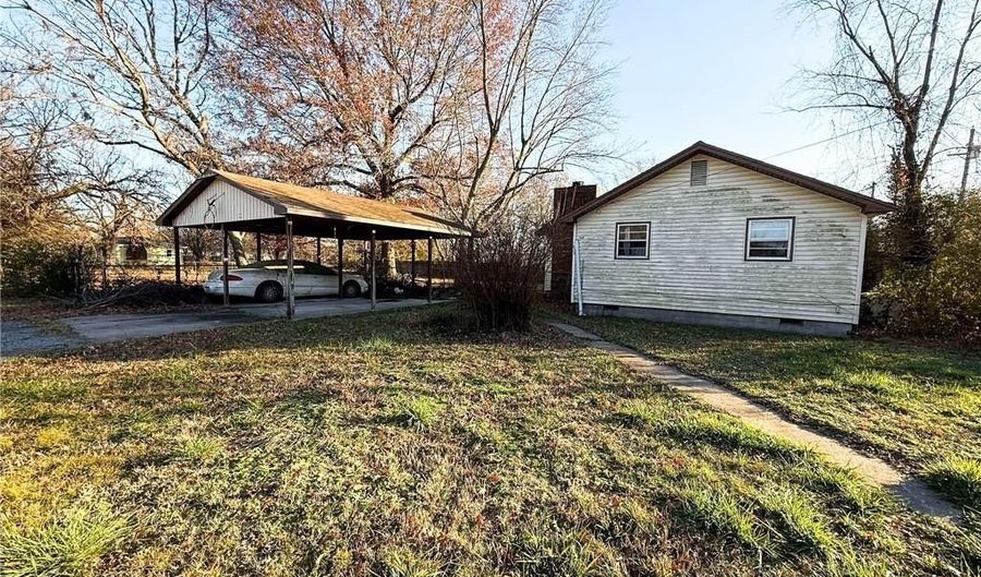 923 W 10th St, Baxter Springs, KS 66713 - 3 Beds, 1 Bath