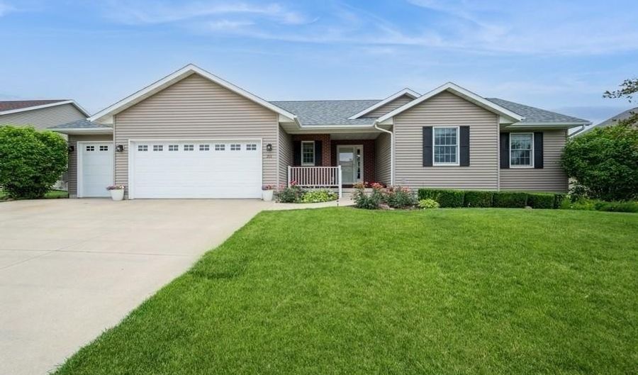 211 Thompson Dr, Atkins, IA 52206 - 4 Beds, 3 Bath