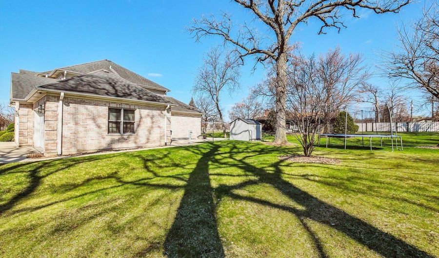 500 E Sherwood Dr, Addison, IL 60101 - 6 Beds, 5 Bath