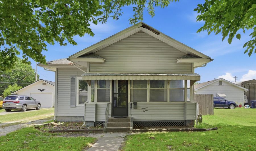 1918 Park Ave, Baxter Springs, KS 66713 - 2 Beds, 1 Bath
