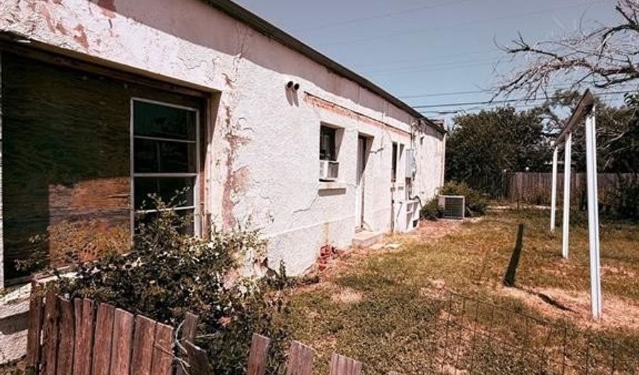 1421 17th St, Anson, TX 79501 - 3 Beds, 1 Bath