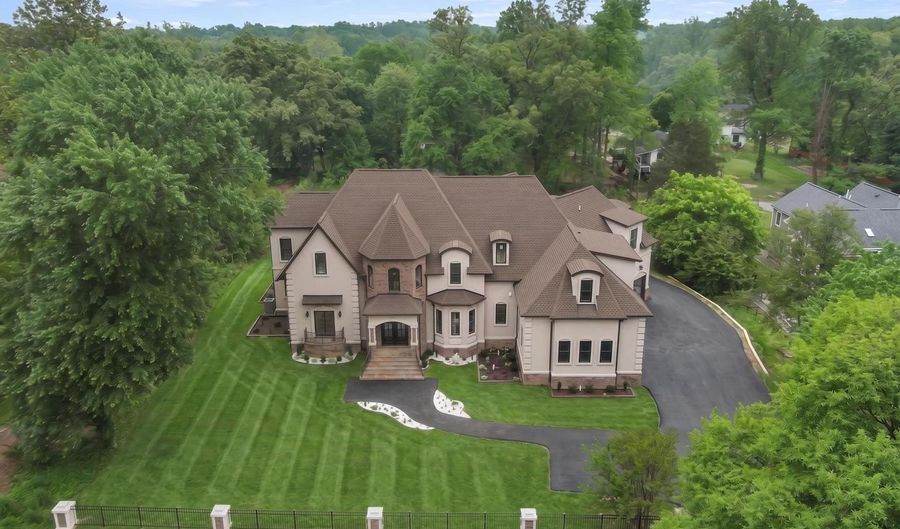 7301 CALVERT St, Annandale, VA 22003 - 10 Beds, 9 Bath