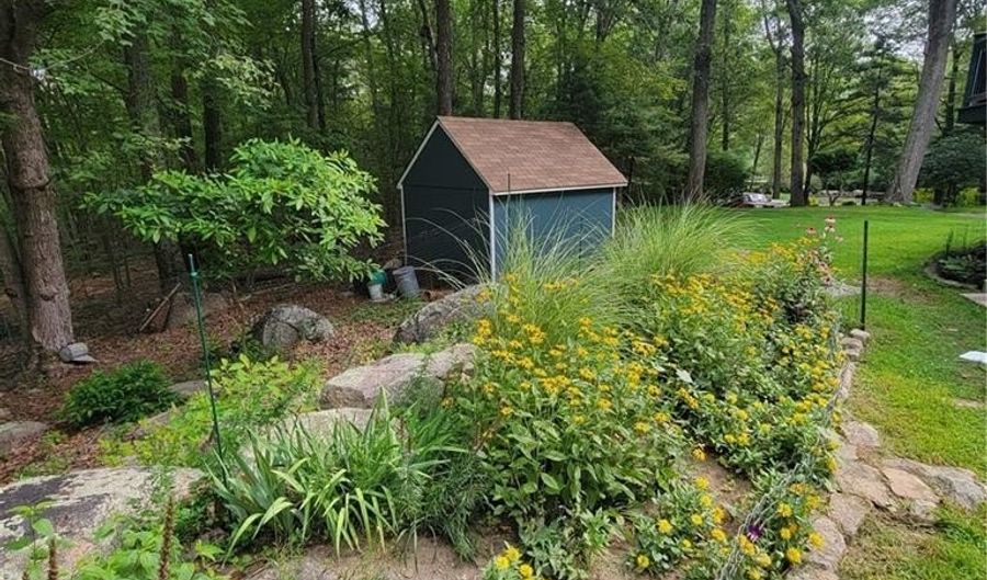 81 Shippee Rd, East Greenwich, RI 02818 - 3 Beds, 3 Bath