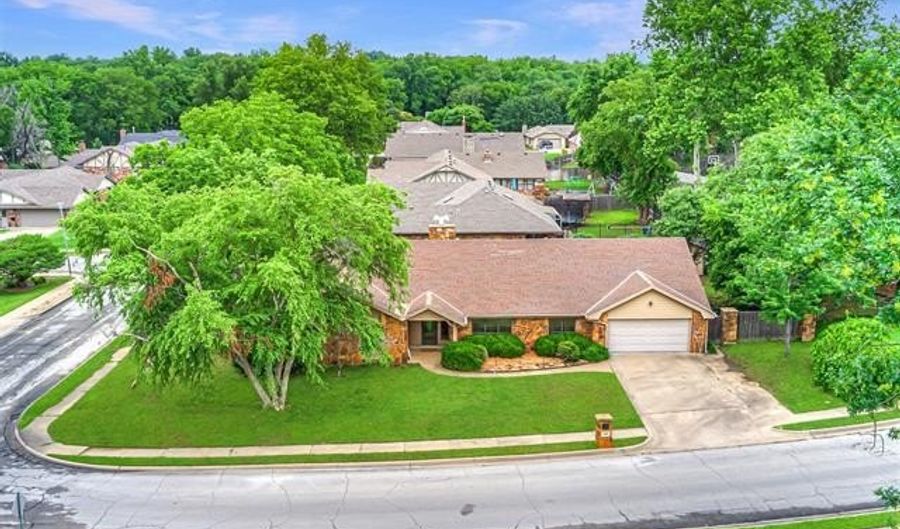2500 Georgetown Dr, Bartlesville, OK 74006 - 4 Beds, 3 Bath