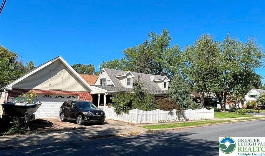 2304 W Greenleaf St, Allentown, PA 18104 - 4 Beds, 1 Bath