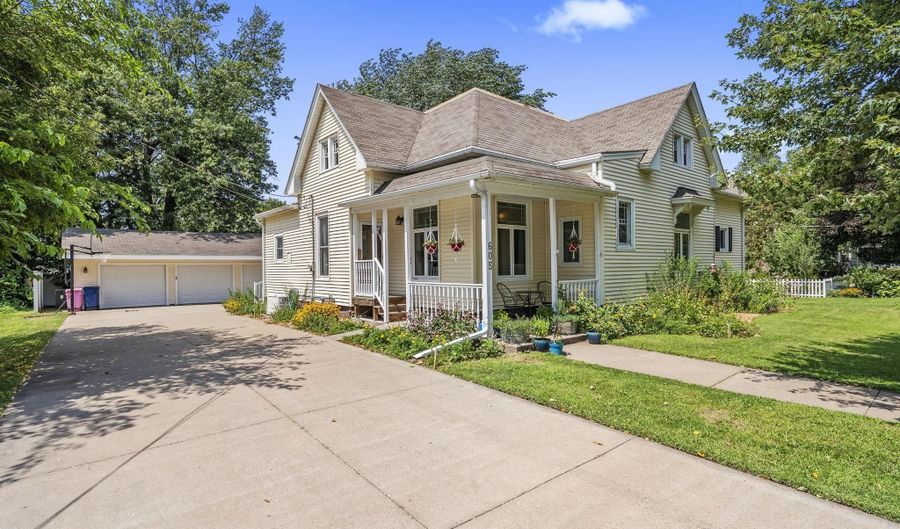 605 N COLLEGE Ave, Aledo, IL 61231 - 3 Beds, 2 Bath