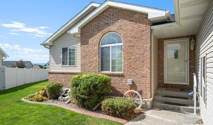 950 Clara Ct, Ammon, ID 83406 - 4 Beds, 3 Bath