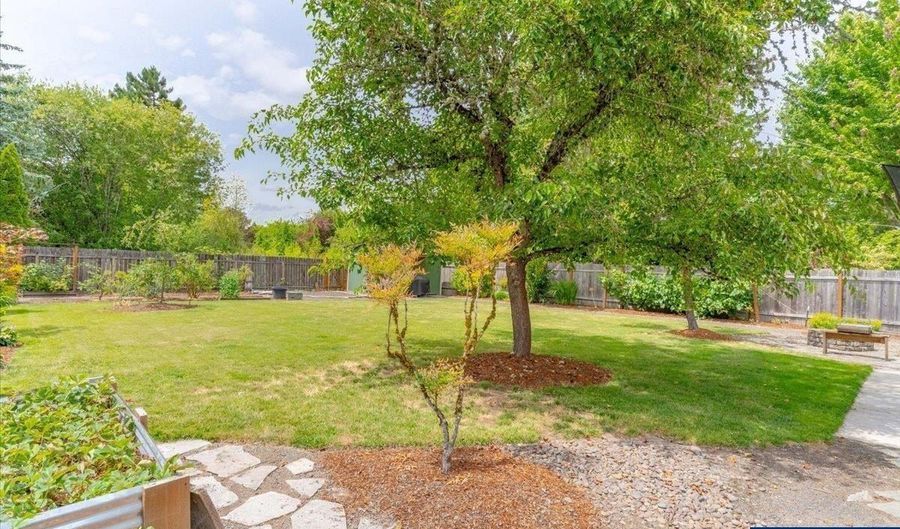 1822 Whitecliff Dr NW, Albany, OR 97321 - 3 Beds, 2 Bath