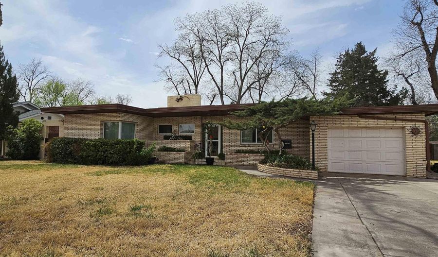 1131 Tracy Pl, Carlsbad, NM 88220 - 2 Beds, 3 Bath