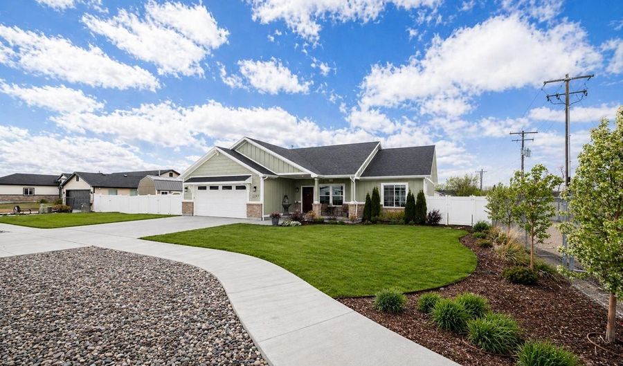 2285 Coopers Way, Blackfoot, ID 83221 - 3 Beds, 2 Bath