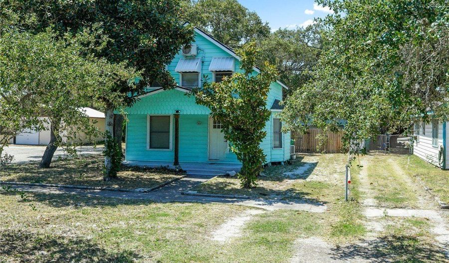 936 S Houston St, Aransas Pass, TX 78336 - 3 Beds, 2 Bath