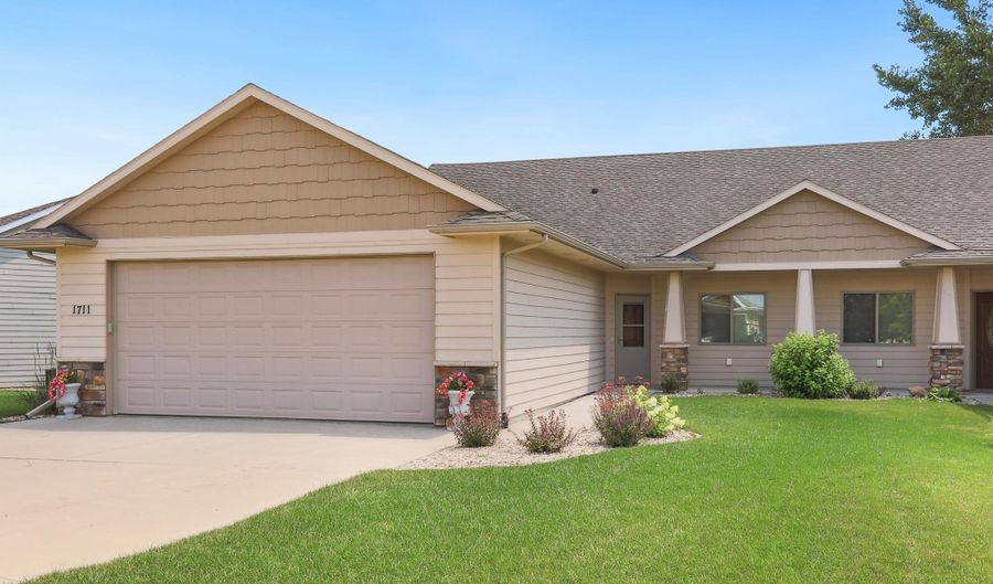 1711 Stewart Dr, Aberdeen, SD 57401 - 2 Beds, 2 Bath