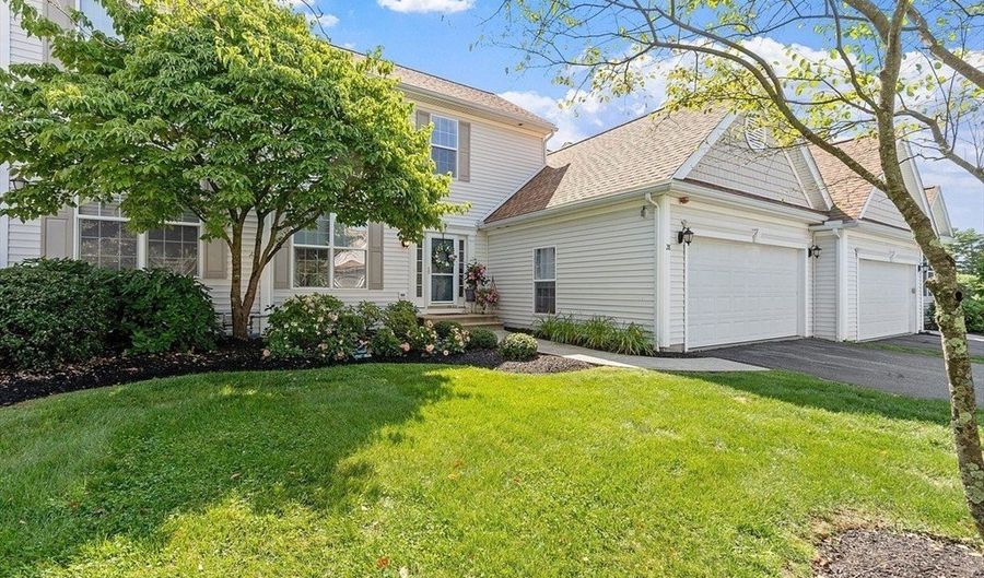 28 Brook Ln 28, Berlin, MA 01503 - 2 Beds, 3 Bath